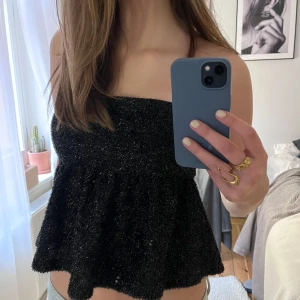 Peplum topp - Topp från Gina, den är ganska stretchiga och har även som ett gummiband fram så den it åker ner, knappt använd💞💞