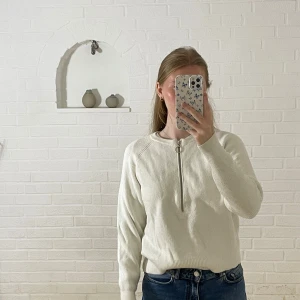 Vit stickad tröja med dragkedja  - Mjuk vit stickad tröja från Carin Wester i strl xs. Bra skick, inte så använd lite nopprig.