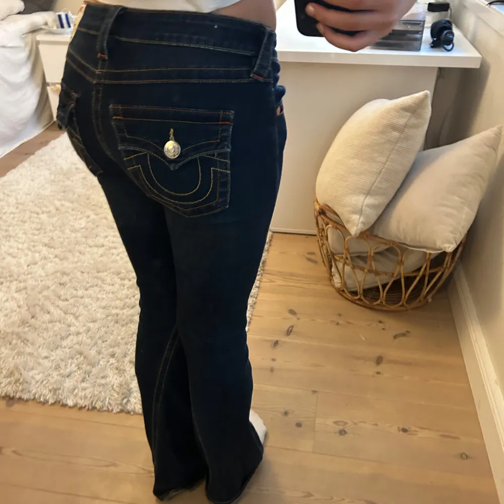 True religon, joey low Rise flare jeans. Storlek W26. De är i nyskick och har inga defekter! Lägger upp då jag vill kolla intresse och inte hunnit användas så mycket.🤍. Jeans & Byxor.