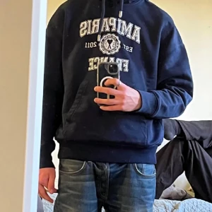 Ami paris hoodie - Riktigt stilren och bekväm hoodie från ami paris. Använd fåtal gånger, skick 9/10! Perfekt inför höst och vintern🍂 Hör av dig vid minsta fråga eller fundering 🤗