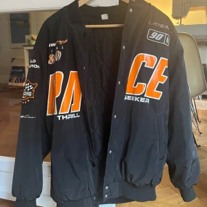 Jacka - Svart och orange bomberjacka, snygg å oversized på mig som bär S