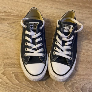 converse - Low converse, användes bara 1 gång. Navy blå färg (syns bäst på sista bilden). Nypris 749kr. Meddela mig vid frågor eller om mer bilder önskas ;) 