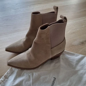 Mockaskor från flattered stl 36 - Väldigt fina skor från flattered. Endast ett försök att gå in dom men försmå försmå för mig. Kan skickas mot porto.