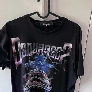 Dsquared 2 T-shirt - Nyskick Nypris 2400kr  Tjockare T-shirt typ Mycket bra kvalitet Köppt på Joel borås