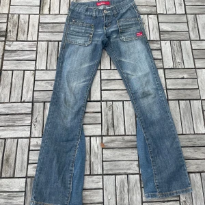 Lågmidjade bootcut jeans - Säljer ett par lågmidjade jeans från next level som tyvärr är för små, de är sydda bootcut. De går även att justera i midjan, skriv för måtten!