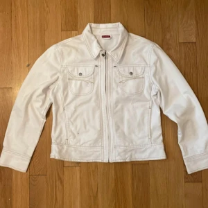 Jeansjacka i mycket bra skick  - Fin vit Jeansjacka från märker Biaggini i mycket bra skick. Etiketten säger 42 men passar även storlekarna 36,38,40 beroende på hur man vill att den sitter. Jag har storlek 36 vanligtvis som referens
