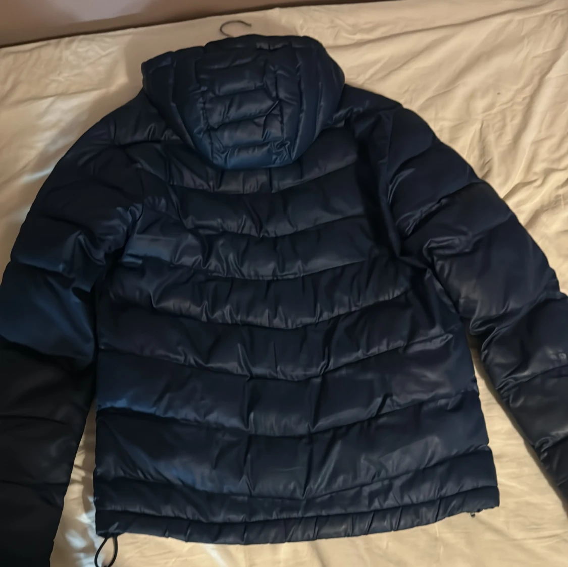 Mörkblå pufferjacka från Adidas - 90