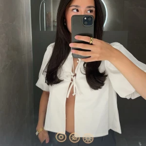 Vit topp  - En helt ny vit topp från Gina tricot 