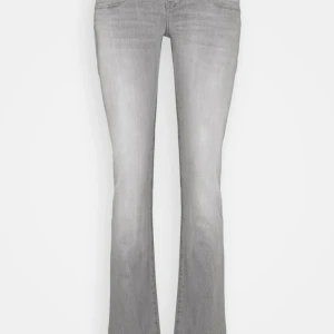 Ltb jeans gråa Lågmidjade  - Lågmidjade ltb jeans midjemått 36cm och väldigt stretchiga 