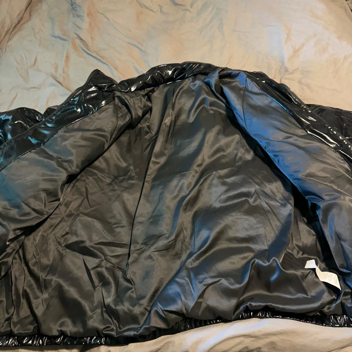 Svart glansig pufferjacka - 92