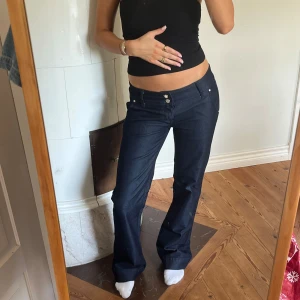 Lågmidjade jeans  - Midjemått( rätt över): 41cm  Inerbenslängd: 81cm   Köp dem via ”KÖP NU” eller Swish  Modellen är 170 cm, inga defekter 💕  