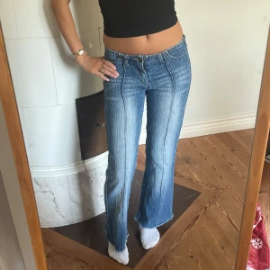 Lågmidjade vintage jeans  - Midjemått( rätt över): 38cm  Inerbenslängd: 75cm   Köp dem via ”KÖP NU” eller Swish  Modellen är 170 cm, inga defekter 💕  