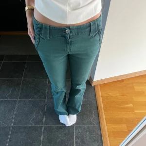 Turkosa jeans  - Jättecoola snygga jeans köpt vintage. Är lågmidjade med coola detaljer. Raka/utsvängda jeans. Passar mig perfekt som är 170 cm 