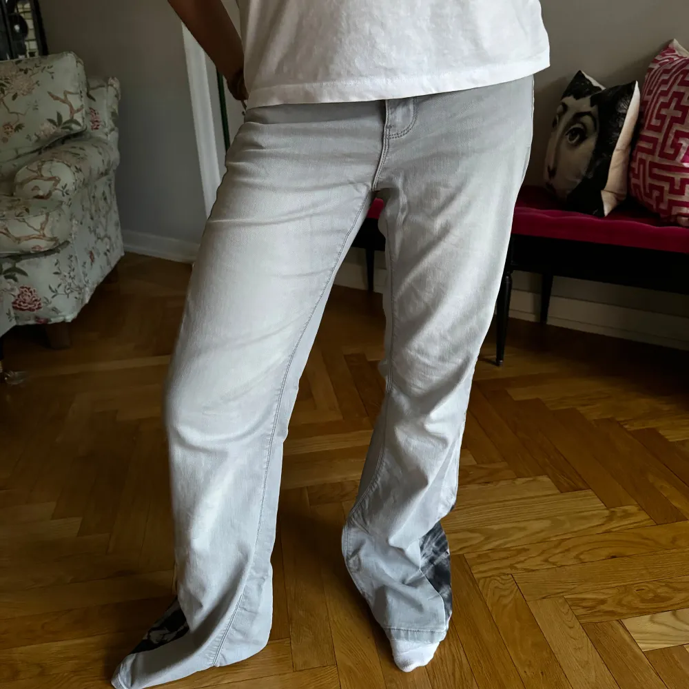 Säljer dessa skit coola gråa jeans!!. Jeans & Byxor.