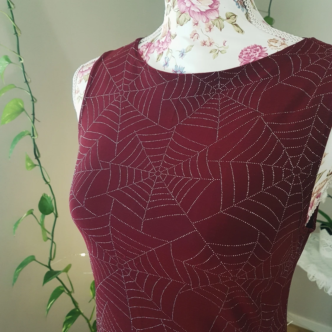 Klänning med glittriga spindelnät