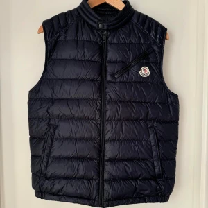 Moncler väst - Säljer denna Moncler Arv väst. Perfekt nu till sen sommar/höste. Storlek 2 vilket motsvarar S/M. Kan gå ner i pris vid snabb affär.