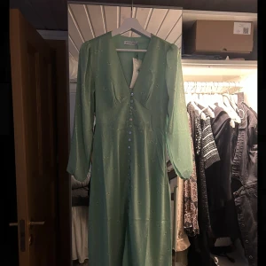 Adoore klänning - Helt ny mintgrön adore kläning i storlek 34(motsvarande xs). Perfekt till sommaren eller andra festliga tillfällen, säljer pågrund av att den inte passar mig.  Aldrig använt, nypris 1500