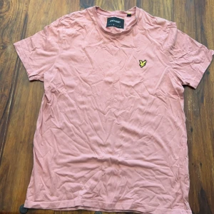 Rosa Levis Tröja  - Säljer för jag inte använder den längre, bra skick, kanske ser lite skrynklig ut men det är bara att stryka den så är den som ny!