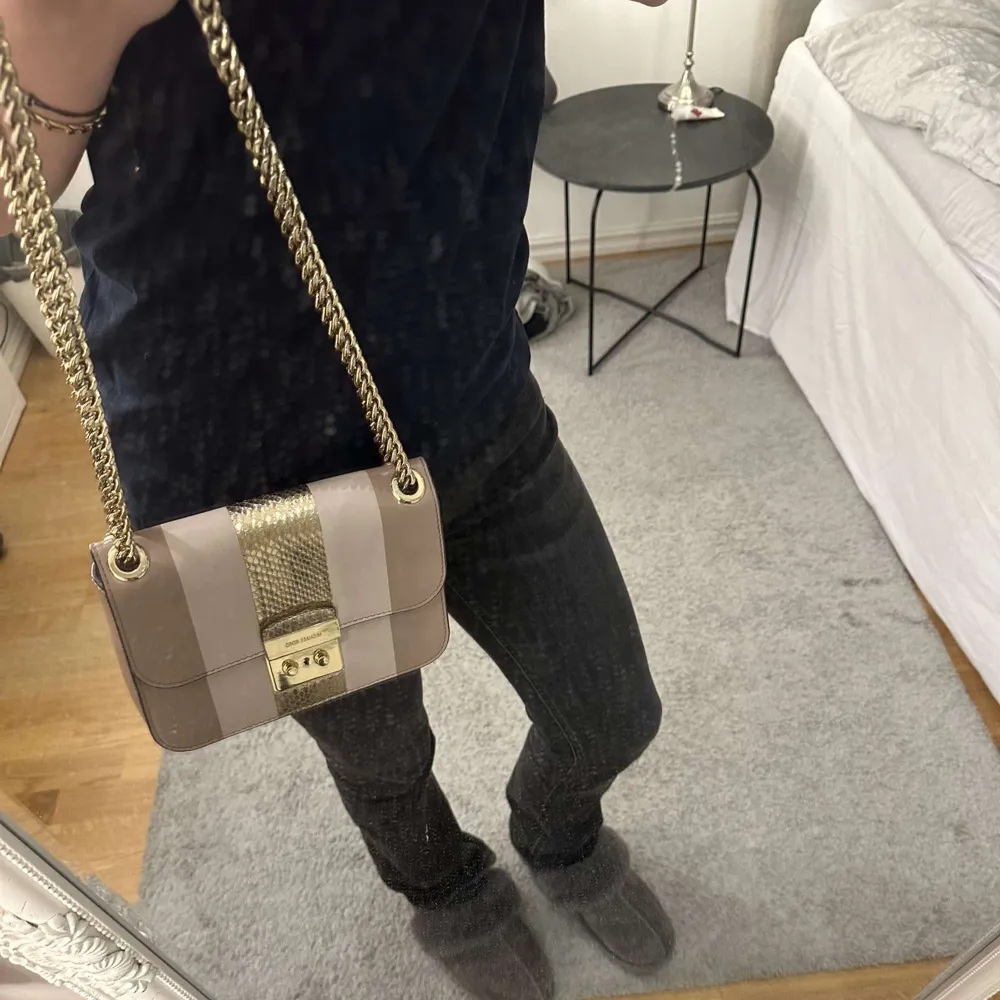 Hej! Nu säljer jag min fina michael kors Sloan Multi-stripe Leather väska. Jag får inte mycket användning av den längre och känner därför för att sälja den så den kommer till användning!!💓💓💓 . Väskor.