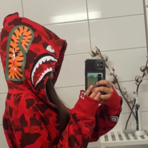 Bape hoodie !! - Snygg hoddie i jätte bra skick eftersom den är knappt använd, storlek XL på lappen men passar mig som bär xs/s beror lite på hur man vill att den ska sitta !🙏🏼💞