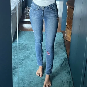 Paige Jeans - Paige är en premium jeans märke och som setts på många kändisar. Så som Harry Styles, Rosie huntington whiteley, Gwen Staffani, Jessica Biel, Jessica Alba m.m  Hoxton ankle Peg Köpta i LA för 3500 kr Mid rise skinny jeans Made in USA Super bra skick