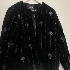 Tunn jacka  - Tunn jacka från zara med coola detaljer 