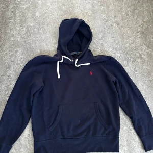 Ralph Lauren Hoodie - Snygg och stilren Ralph Lauren huvtröja, använd fåtal gånger och är i nyskick.