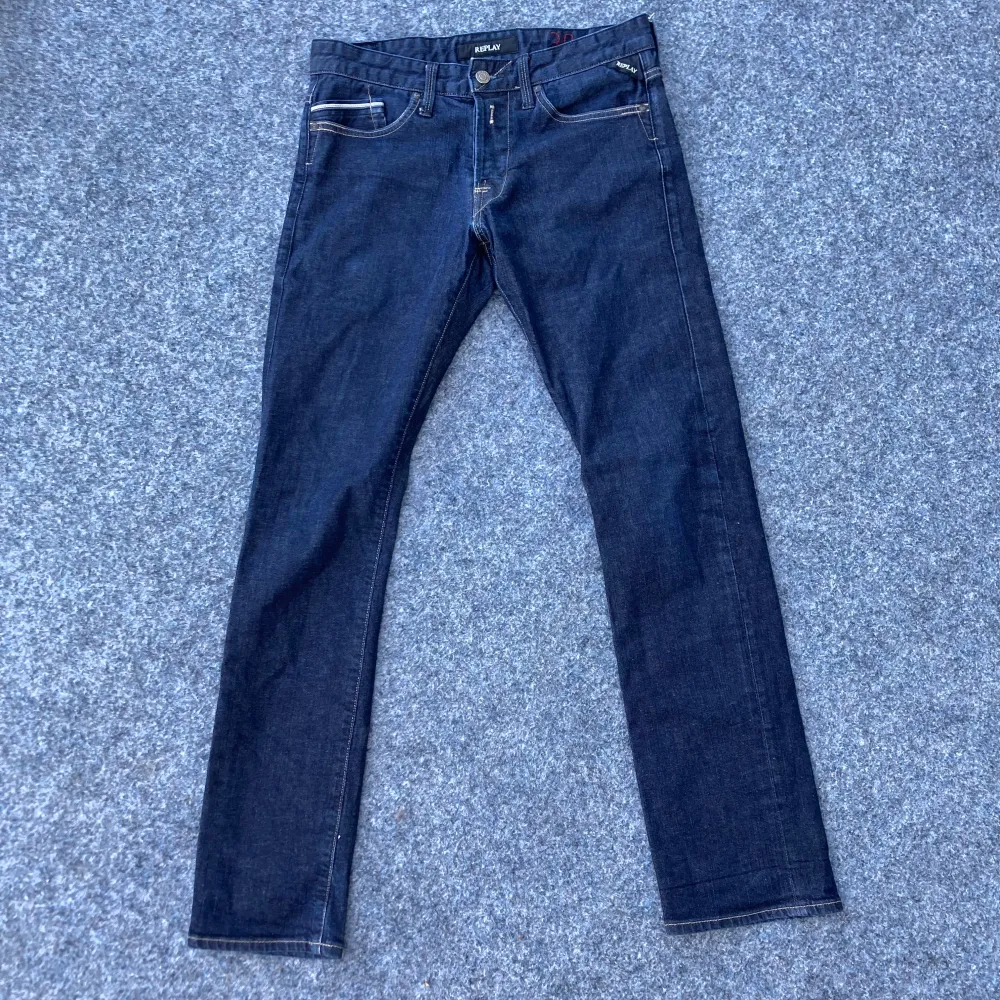 Snygga jeans från Replay. Modellen heter Waitom. Fin mörkblå färg med en smal passform. Finns ingen lapp men skulle uppfatta storleken som en W30 L32. Skickar så fort jag kan!. Jeans & Byxor.