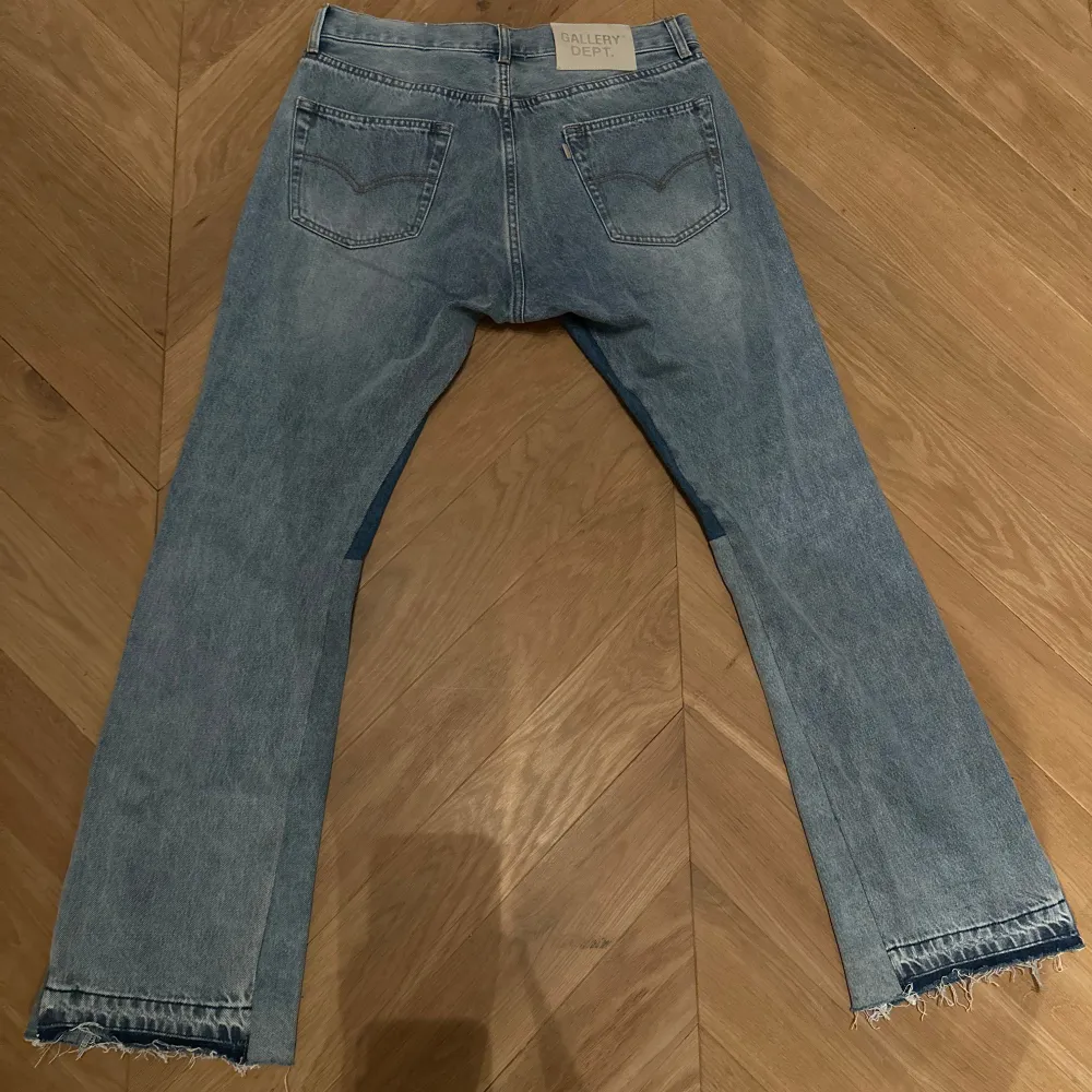 Gallery Dept flared jeans. De är i storlek S och Oanvända. Pris kan diskuteras. Jeans & Byxor.