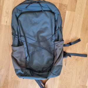 Everest ryggsäck - Säljer denna bekväma och stora ryggsäck i nyskick! Den har väldigt många fickor! 