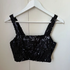 Paljettopp  - Superfin croptop med paljetter från Nelly! I bra skick.