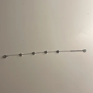 Armband från Edblad  -  Jag säljer detta supersnygga armband från Edblad med stjärnor på✨🌟 Säljer det för att det inte längre kommer till användning då jag bytt till guld💗 det är i bra skick och använd ett fåtal gånger✨💗