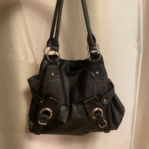 Vintage väska med silverdetaljer - Säljer denna fina väska med silverdetaljer som tyvärr inte kommer till användning längre💞tecken på användning men i väldigt bra skick☺️