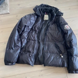 Moncler Jacka - Fin monclear jacka, inget äkthetsbevis så osäker på äktheten. Xi, men liten i storleken så mer en M/L. Pris kan diskuteras vid snabb affär