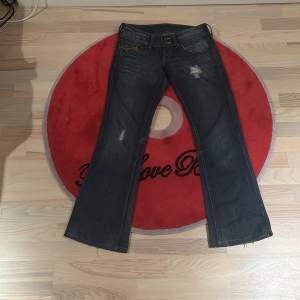 Ett par Tommy Hilfiger jeans i mycket bra skick W26 bara att skriva kring frågor om mått o liknande 