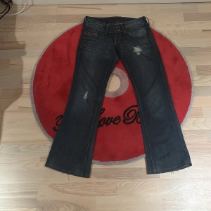 Tommy hilfiger jeans - Ett par Tommy Hilfiger jeans i mycket bra skick W26 bara att skriva kring frågor om mått o liknande 