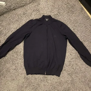 Boss cardigan - Används aldrig därför den säljs. Bra skick bara komma privat för mer bilder eller frågor, priset kan gå ner vid snabbaffär. Köpt för 1200
