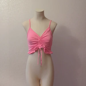 Sommarlinne - Fint sommarlinnne aldrig använt. Den är shysterbar i fram, max utdragen är tröjan 23cm, max ihopdragen 10cm. Toppen är mycket stetchig och passar utmärkt om man har lite större byst. 