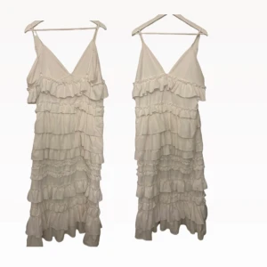 Maxiklänning  - Vit maxiklänning från H&M i strl XL