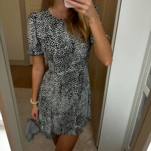 Klänning  - Jätte fin klänning med öppen rygg. Använd en gång💓