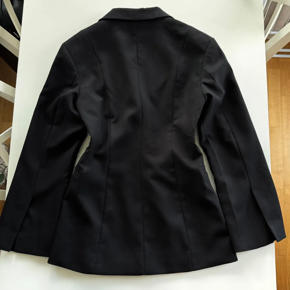 Skitsnygg Svart Kavaj som som ger dig en fin form eftersom mitten sugs in, Ă€r ocksĂ„ snygg öppen. Köpte frĂ„n H&M, Ă€r i jĂ€ttebra skick đ€đđŒ Storlek S men skulle ocksĂ„ passa XS. Pris Ă€r 350. Puvut & Bleiserit.