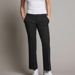 Bikbok Vera Petite kostymbyxor  - Säljer dessa populära lowwaist kostymbyxor i storlek 38 då de blivit för små för mig. De är knappt använda och är i väldigt bra skick. Meddela mig för bilder på byxorna🫶🏻 nypris 499kr men jag säljer dom för 300kr