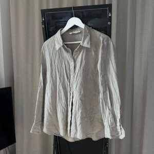 Linneskjorta - Grå/Beige linneskjorta från Zara, endast använd en gång. Har hängt länge i garderoben därav lite skrynklig, men den är i mycket fint skick! 🤍 köpte storlek XXL för en oversized look för mig som brukar bära M i skjortor