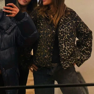 Leopard jacka - Jacka i leopardmönster från NAKD. Använd fåtal gånger. Funkar i kallare väder med varmare tröja under men även under tidig höst.