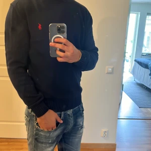 Ralph lauren sweatshirt  - En snygg stickad Ralph lauren tröja i storleken M som passar väldigt bra när de börjar bli lite kyligare. Den passar dig som är runt 180-190😁 kvitto finns ej❗️