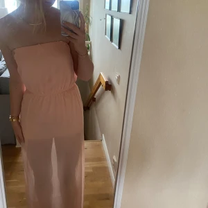 Rosa klänning - Säljer denna drömlika rosa långklänning💗🌸 Den är från ginatricot och är helt oanvänd. Nypris är 399💕 Skriv för fler bilder eller om du har någon fråga❤️