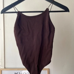 Body från Zara - Brun body från Zara. Inte använd. Tunna axelband och något djup i ryggen.