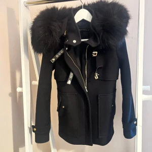 Kappa - Jättefin kappa i 75% ull, säljs då den tyvärr inte passar mig längre. Är i superfint skick! 