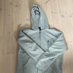 Ralp lauren Zip hoodie  - Riktigt bra skick, inga hål eller defekter. Är för killar men funkar såklart som båda