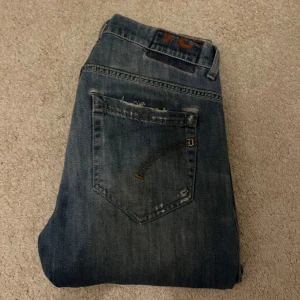 Dondup george jeans - Säljer nu mina sjukt feta och eftertarktade dondup geroge jeans. Storlek 31. Jag på bilden är ungefär 182 och väger 68kg. Nypris ~ 3500. Mitt pris: 999kr. Hör av er vid frågor eller funderingar 🤝🏻